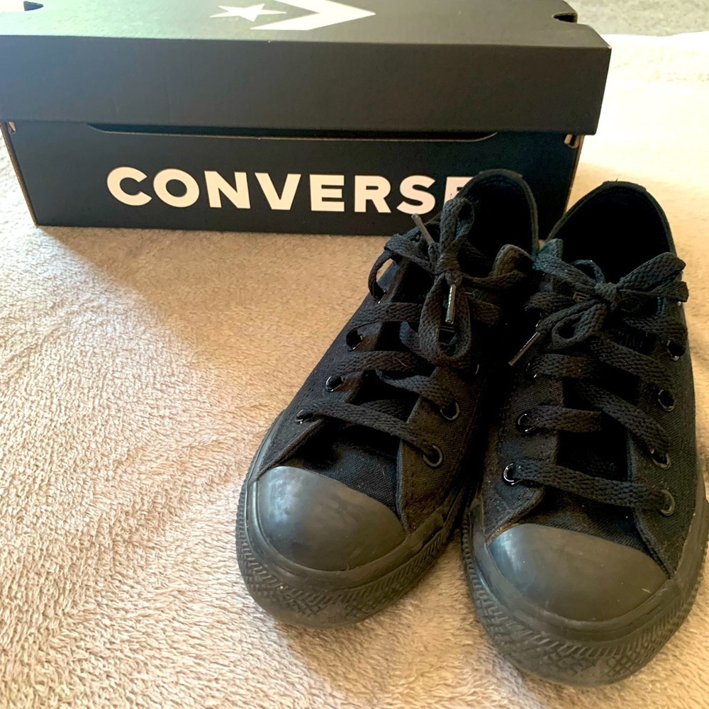 Youth converse all black low top size 2Y.